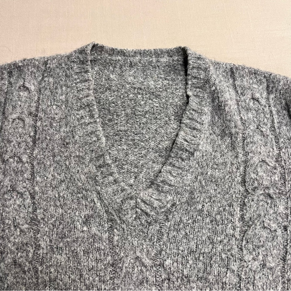 Women’s Gray Cable Knit V-Neck Sweater Size Large Cozy Chunky Knit Pullover - Picture 9 of 12